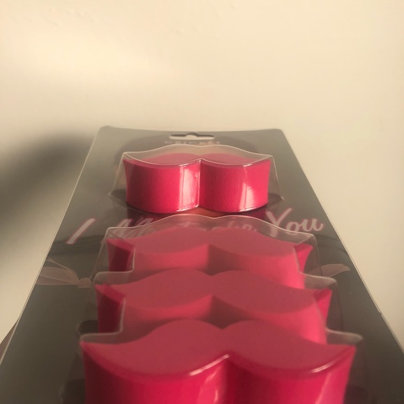 Mustache make-up sponges 💞 - Picture 2 of 3